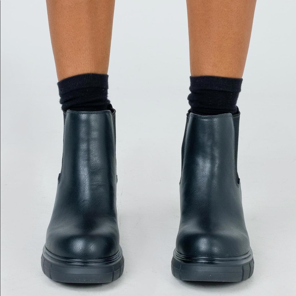 SOLD Princess Polly DAMAGE BOOTS BLACK - Picture 2 of 8
